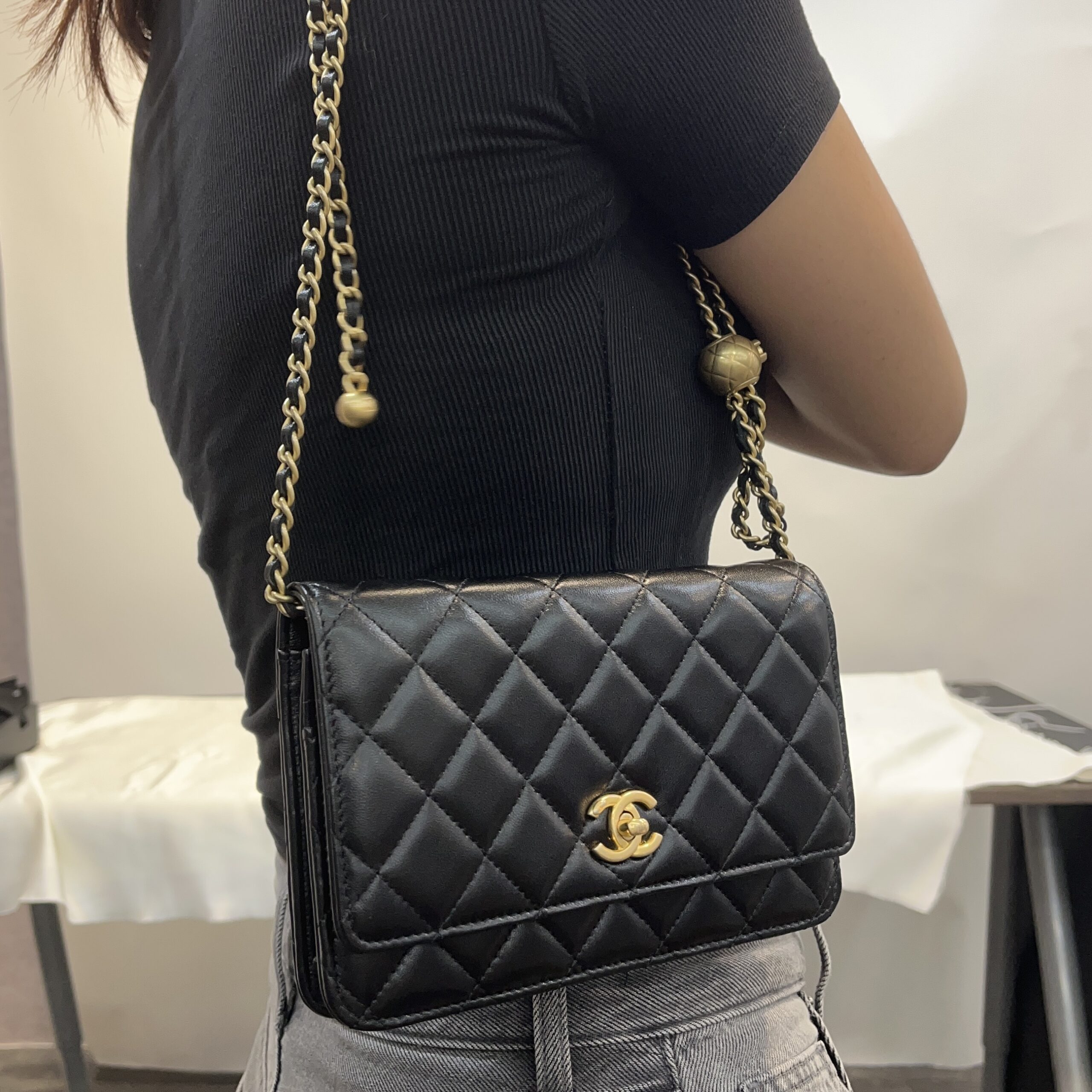 【開箱】CHANEL WOC 2025 金球值得買嗎？價格十萬有找比市價更甜！
