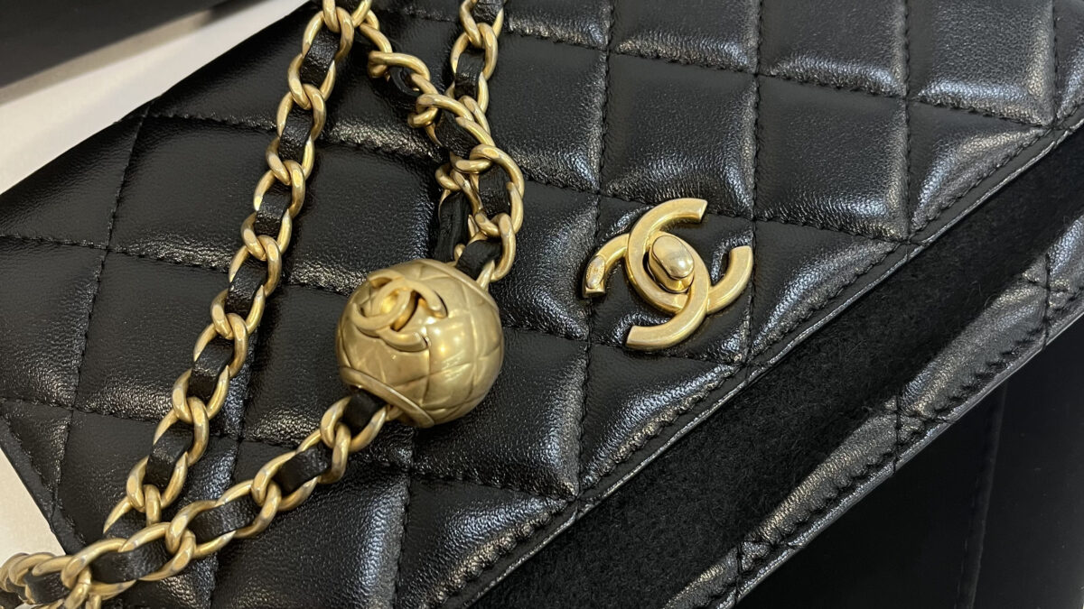 【開箱】CHANEL WOC 2025 金球值得買嗎？價格十萬有找比市價更甜！