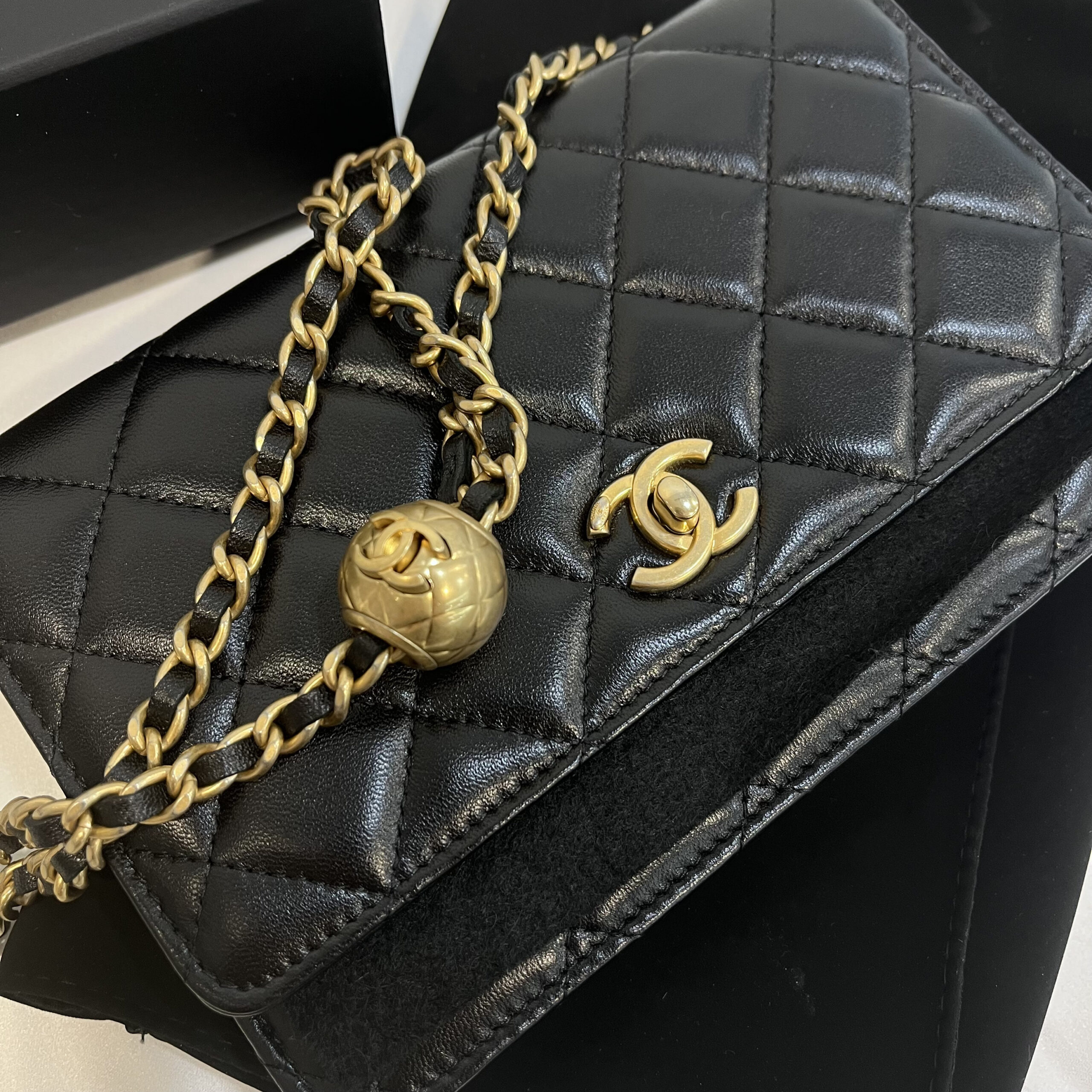 【開箱】CHANEL WOC 2025 金球值得買嗎？價格十萬有找比市價更甜！