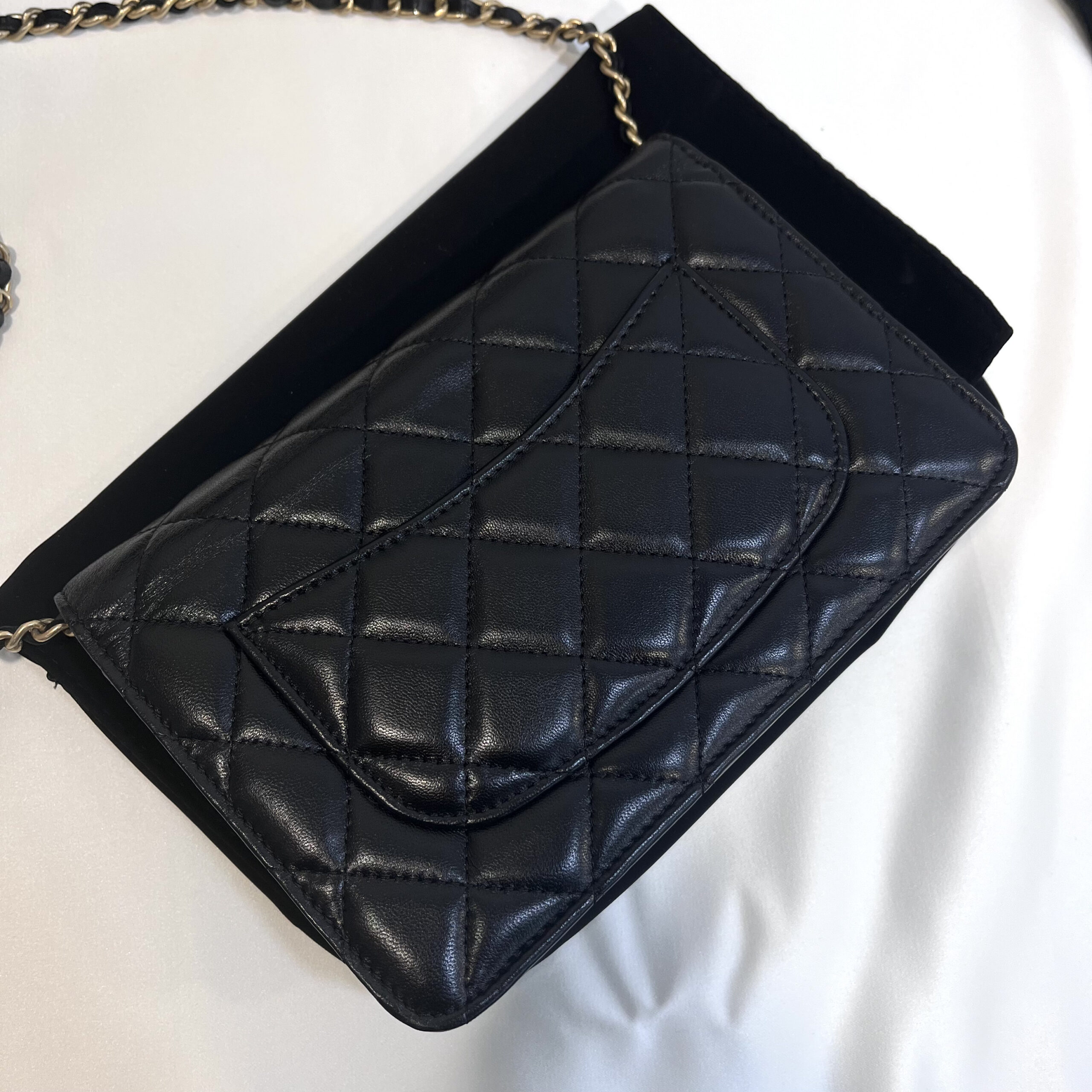 【開箱】CHANEL WOC 2025 金球值得買嗎？價格十萬有找比市價更甜！