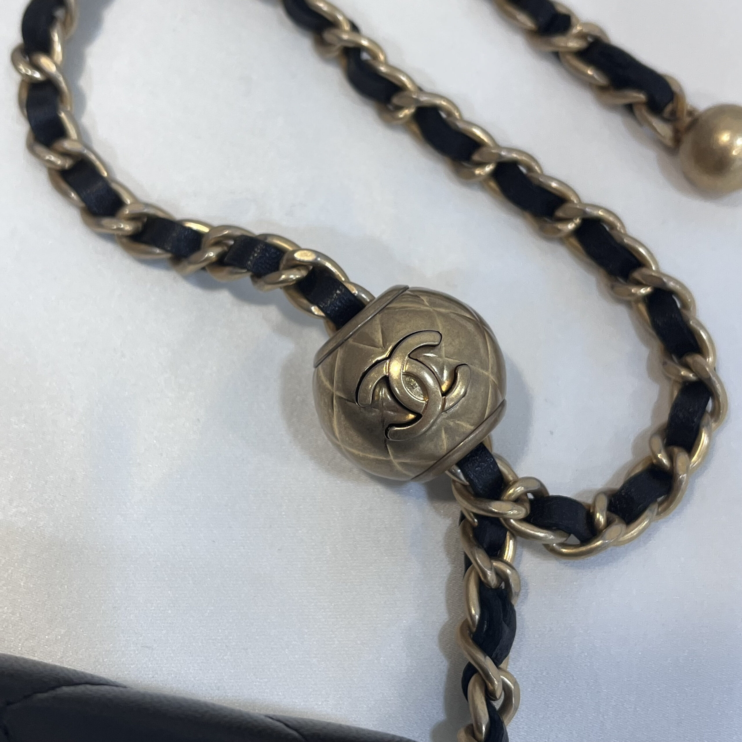 【開箱】CHANEL WOC 2025 金球值得買嗎？價格十萬有找比市價更甜！