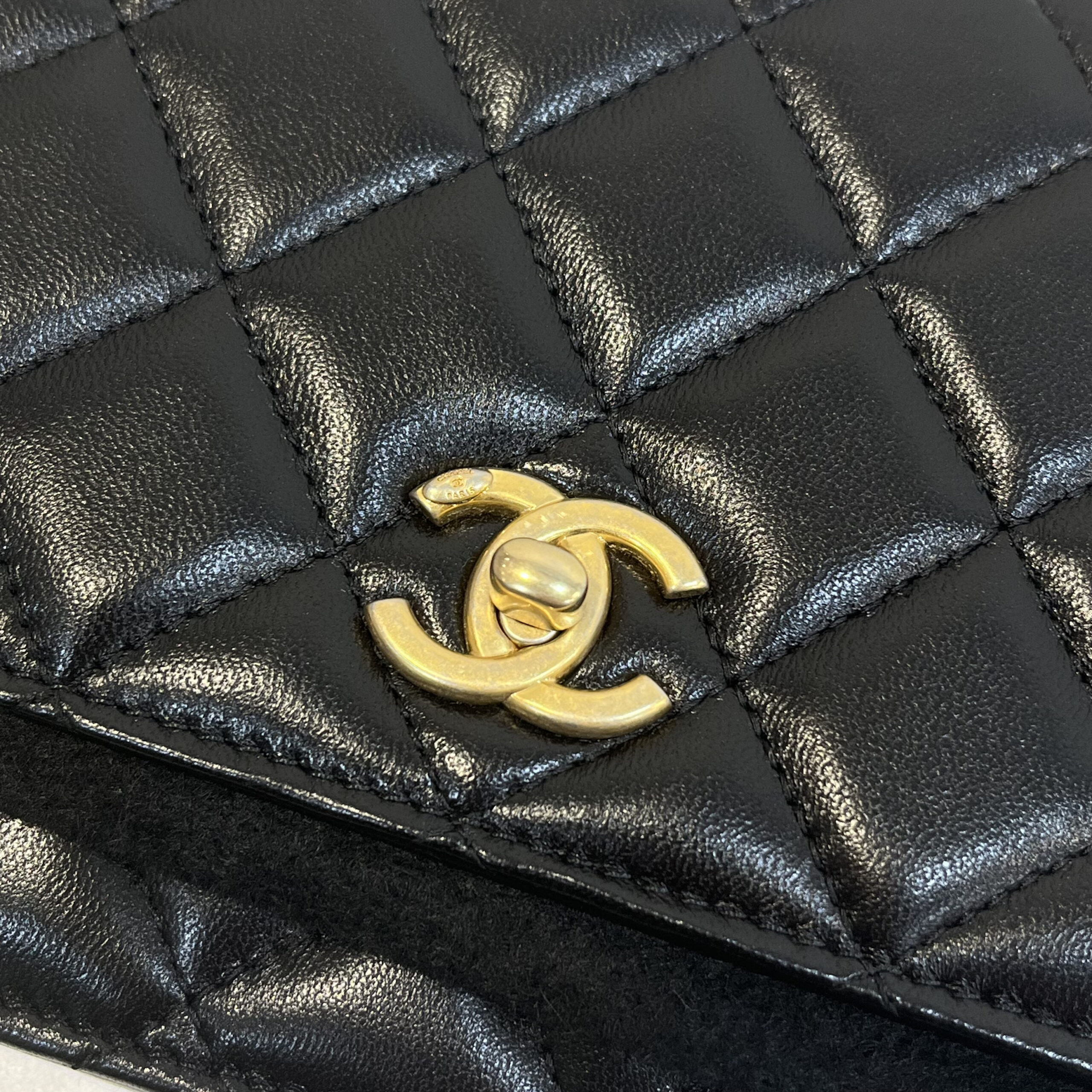 【開箱】CHANEL WOC 2025 金球值得買嗎？價格十萬有找比市價更甜！