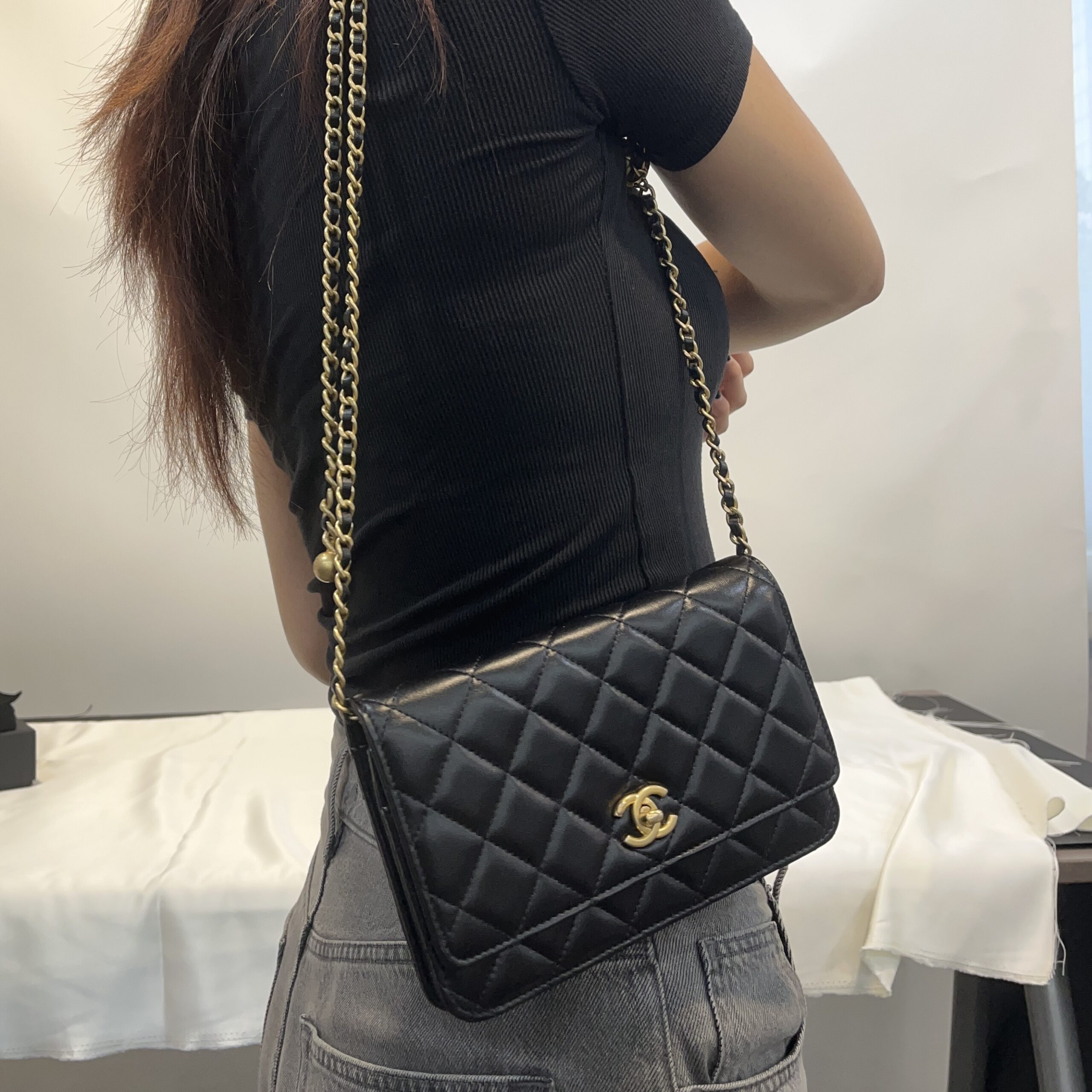 【開箱】CHANEL WOC 2025 金球值得買嗎？價格十萬有找比市價更甜！